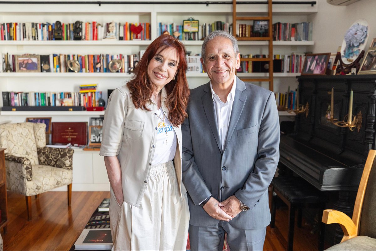 A horas de terminar la campaña electoral, tuve la alegría de poder visitar a CFK en San José 1111.
Le agradecí su coraje, valentía y el compromiso siempre presente con todas y todos los argentinos. 
Su injusta detención, producto del odio de la clase reaccionaria más grande…