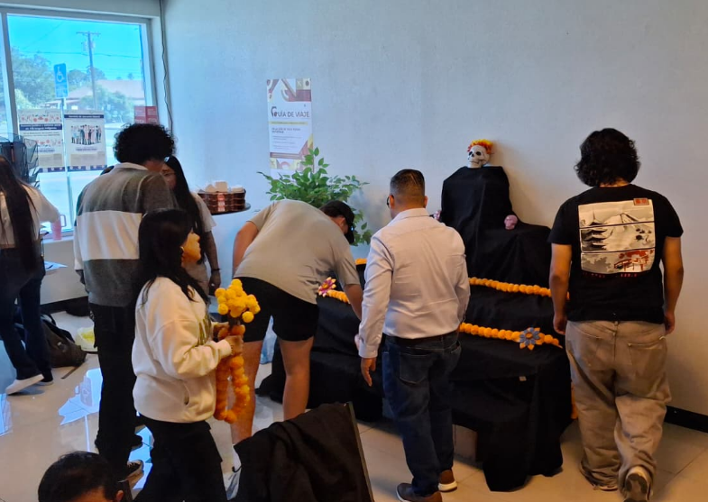 ConsulMexDou's tweet photo. @ConsulmexDouglas agradece a @CochiseCollege y sus estudiantes por instalar un tradicional Altar de Muertos en el Consulado.
Una forma hermosa de compartir y preservar nuestras tradiciones.
¡Prepárate para la Procesión de Catrinas del 30 de octubre!🕯️
#DíaDeMuertos #DouglasAZ https://t.co/YExGY1SMkM