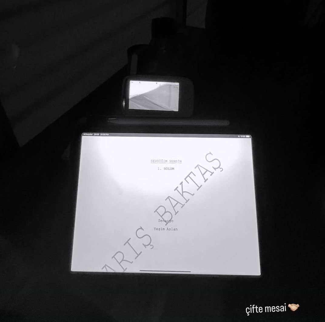 2025 onun yılıydı. üç dizi projesi, her biri ayrı bir başarı hikayesi. Sessiz ama emin adımlarla ilerliyor. kariyerini öyle doğru yönetiyor ki, sadece işine ve canlandırdığı karakterlere odaklanılıyor. Yeni yolun sana yeni başarılar ve unutulmaz deneyimler getirsin 🌿