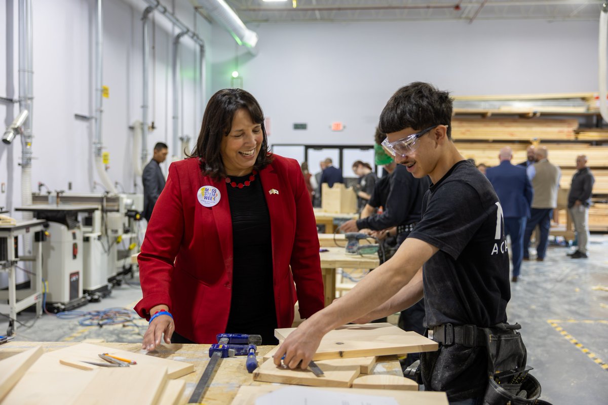 MassEducation's tweet image. When students connect classroom learning to real-world skills, the possibilities are endless 💡

On day 4 of #STEMWeek, @MassLtGov and Secretary @PatrickTutwiler announced $8.5M for Career-Connected Learning to grow applied and work-based learning experiences. #STEMStartsNow