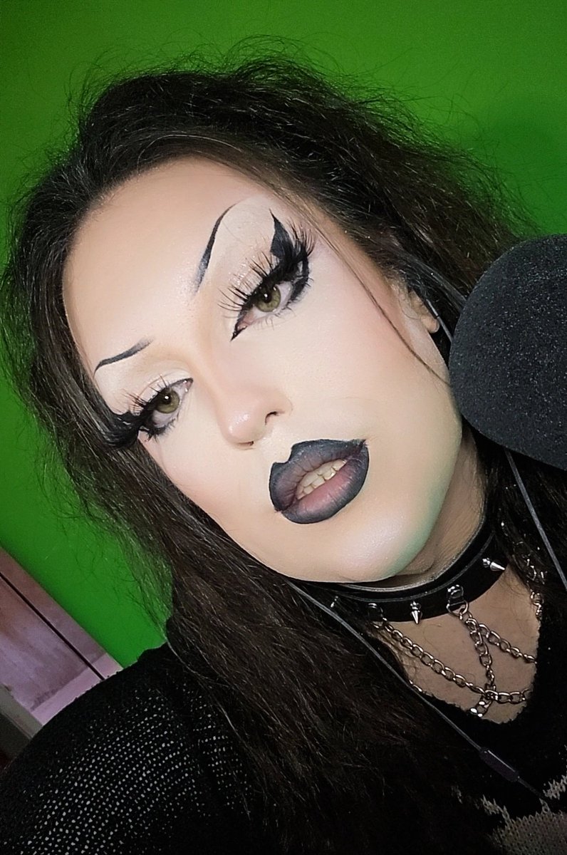 SpookySnowflake tweet media