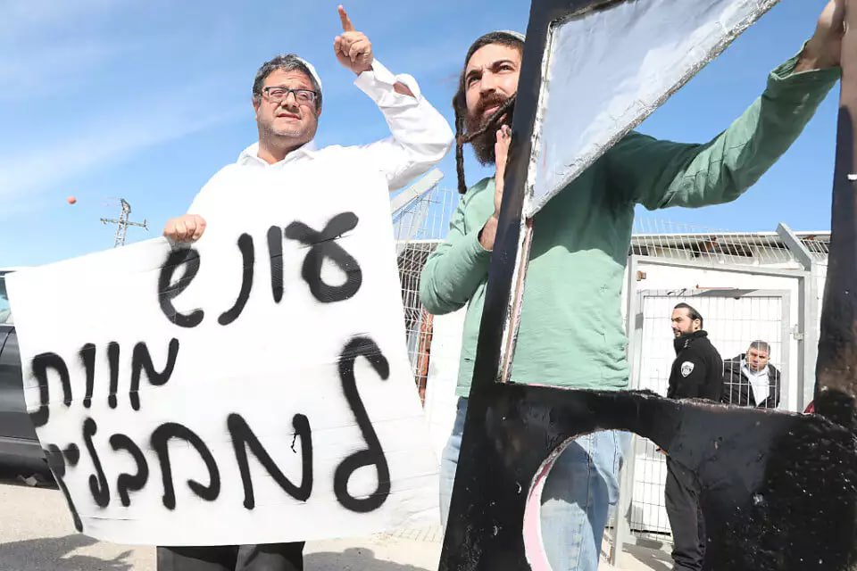 🇮🇱 #ISRAËL > POLITIQUE — Le Ministre de la sécurité nationale Itamar Ben-Gvir (Force juive) pose un ultimatum au PM Benjamin Netanyahou, lui donnant 17 jours pour faire avancer le projet de loi qui permettra d'exécuter les terroristes, notamment ceux ayant participé aux pogroms
