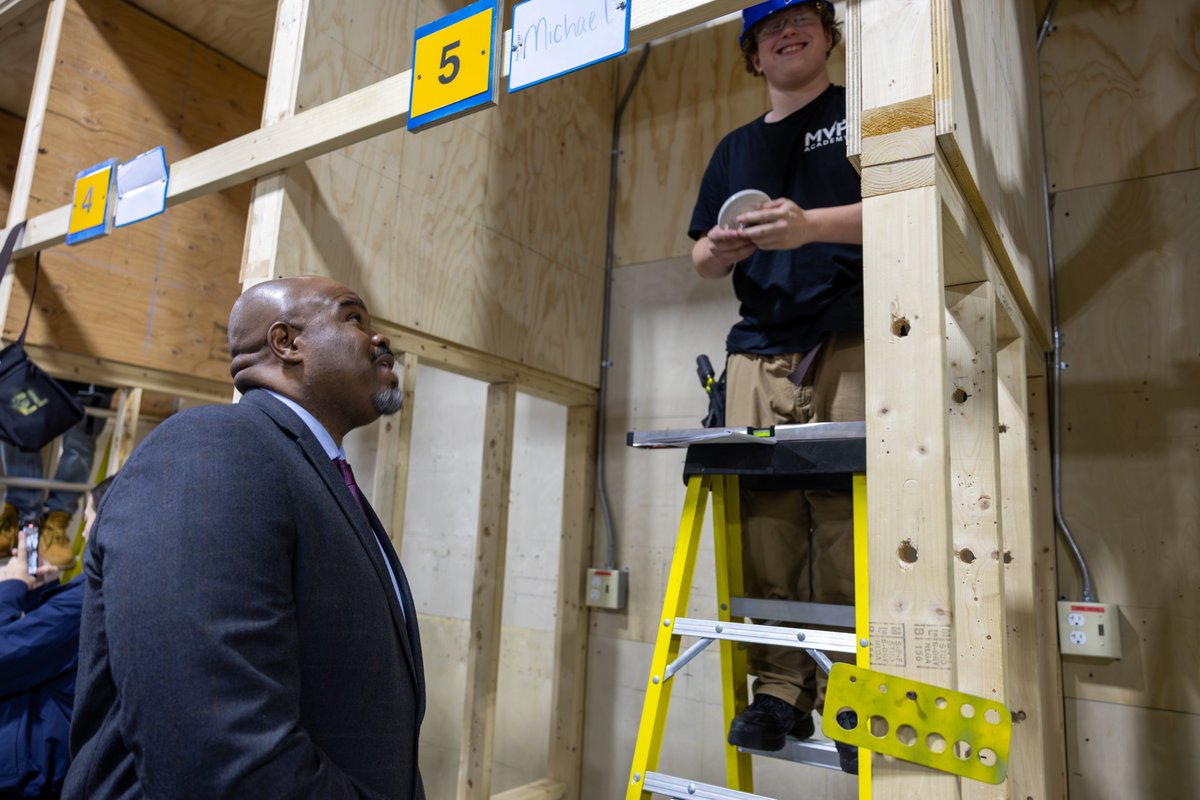 MassEducation's tweet image. When students connect classroom learning to real-world skills, the possibilities are endless 💡

On day 4 of #STEMWeek, @MassLtGov and Secretary @PatrickTutwiler announced $8.5M for Career-Connected Learning to grow applied and work-based learning experiences. #STEMStartsNow