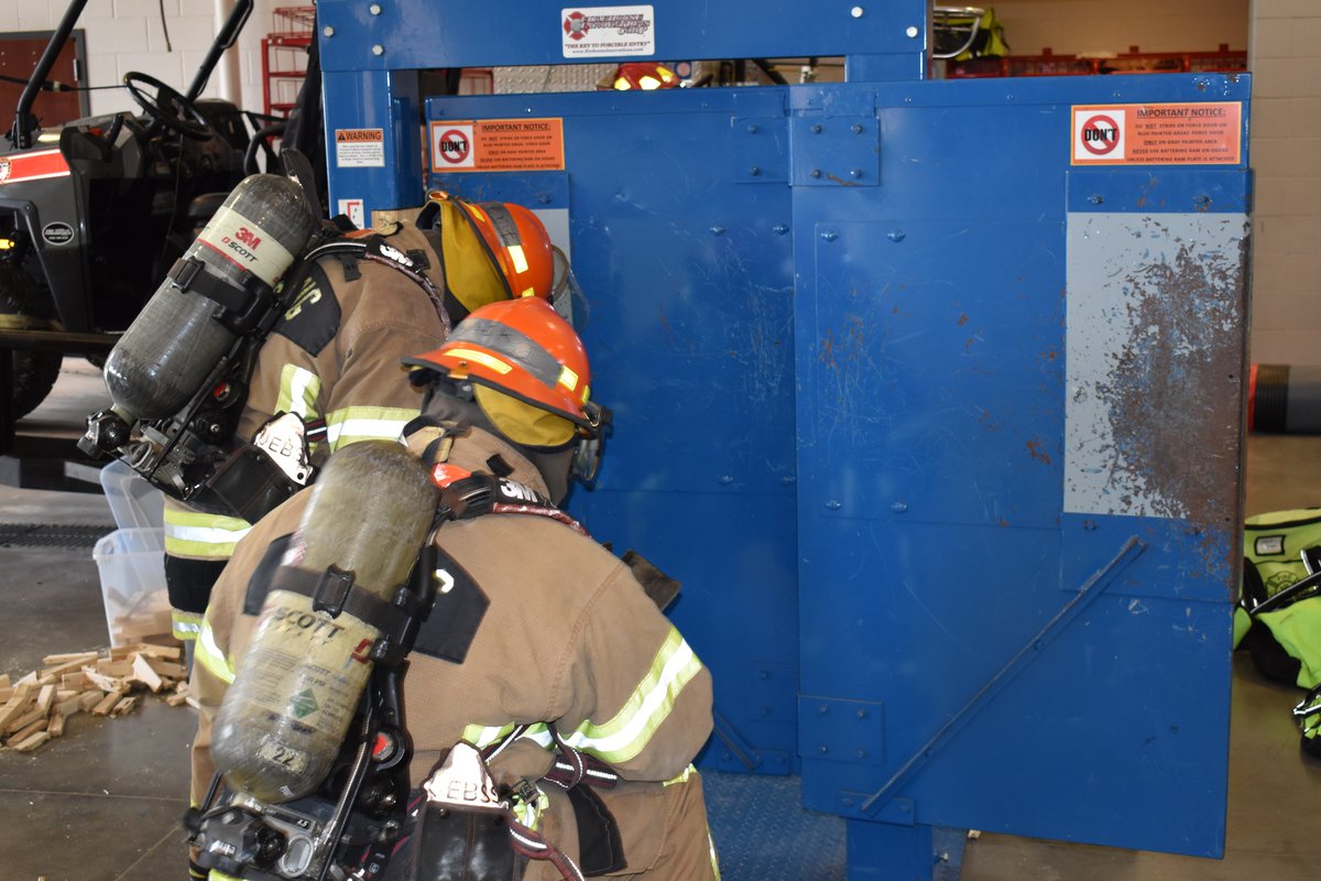 Springfdtx's tweet image. Firefighters can&apos;t let doors stop them from rescuing people. Today, Spring&apos;s newest cadet firefighters spent hours practicing what we call &quot;forcible entry.&quot;
#firefighters #training #springtx