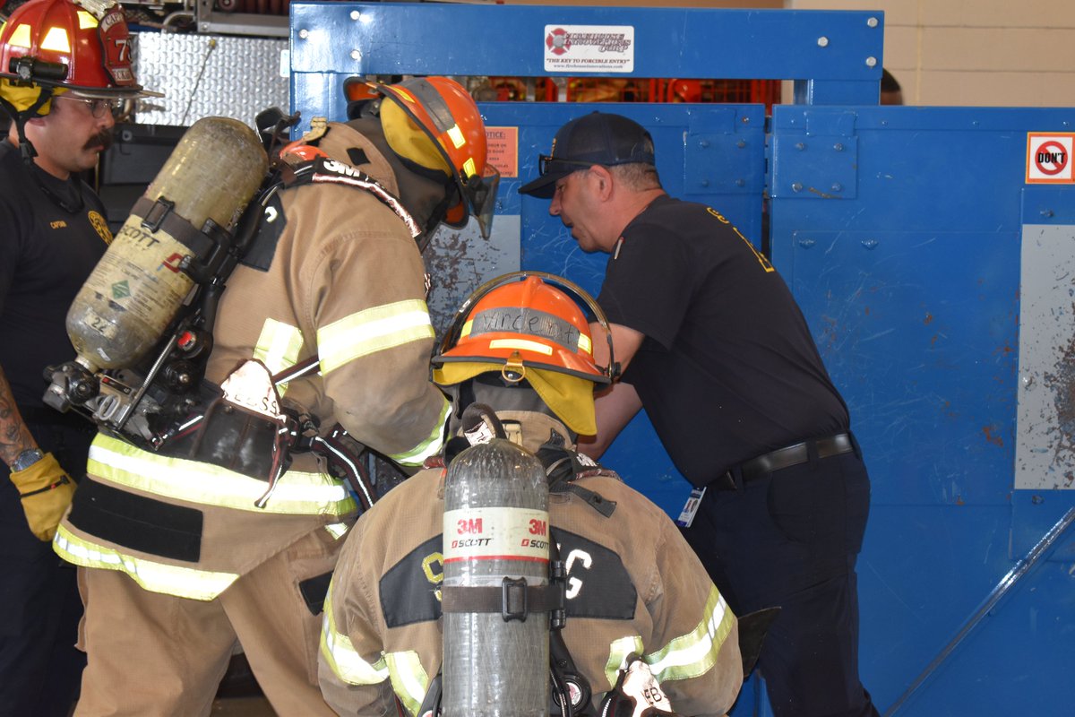 Springfdtx's tweet image. Firefighters can&apos;t let doors stop them from rescuing people. Today, Spring&apos;s newest cadet firefighters spent hours practicing what we call &quot;forcible entry.&quot;
#firefighters #training #springtx
