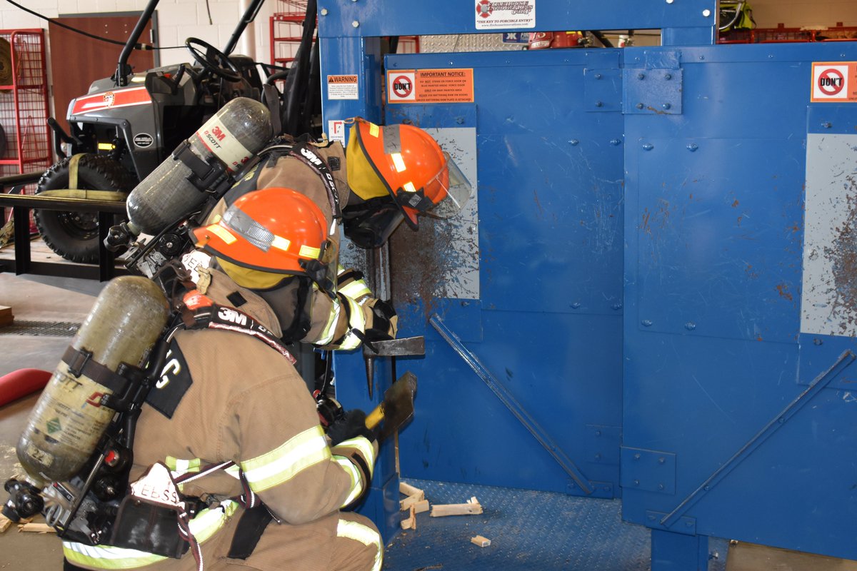 Springfdtx's tweet image. Firefighters can&apos;t let doors stop them from rescuing people. Today, Spring&apos;s newest cadet firefighters spent hours practicing what we call &quot;forcible entry.&quot;
#firefighters #training #springtx