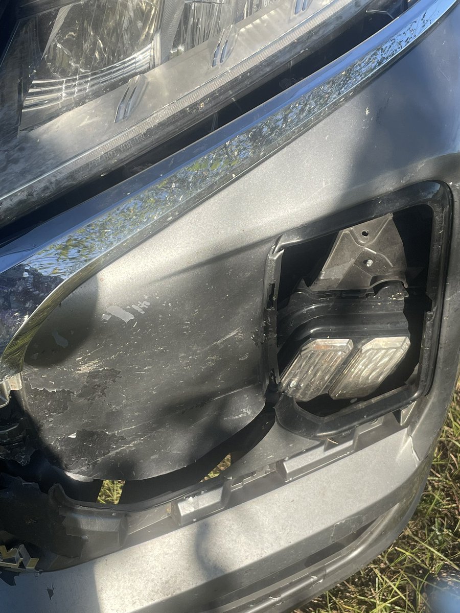 dtnols's tweet photo. hit an unknown ditch and fucked up my bf’s car. taking $10 bust commissions till i get paid next week 

iron artist turnaround time 48hours. pls help me i can’t drive/work at nights without the lights https://t.co/qOz0waFOCV
