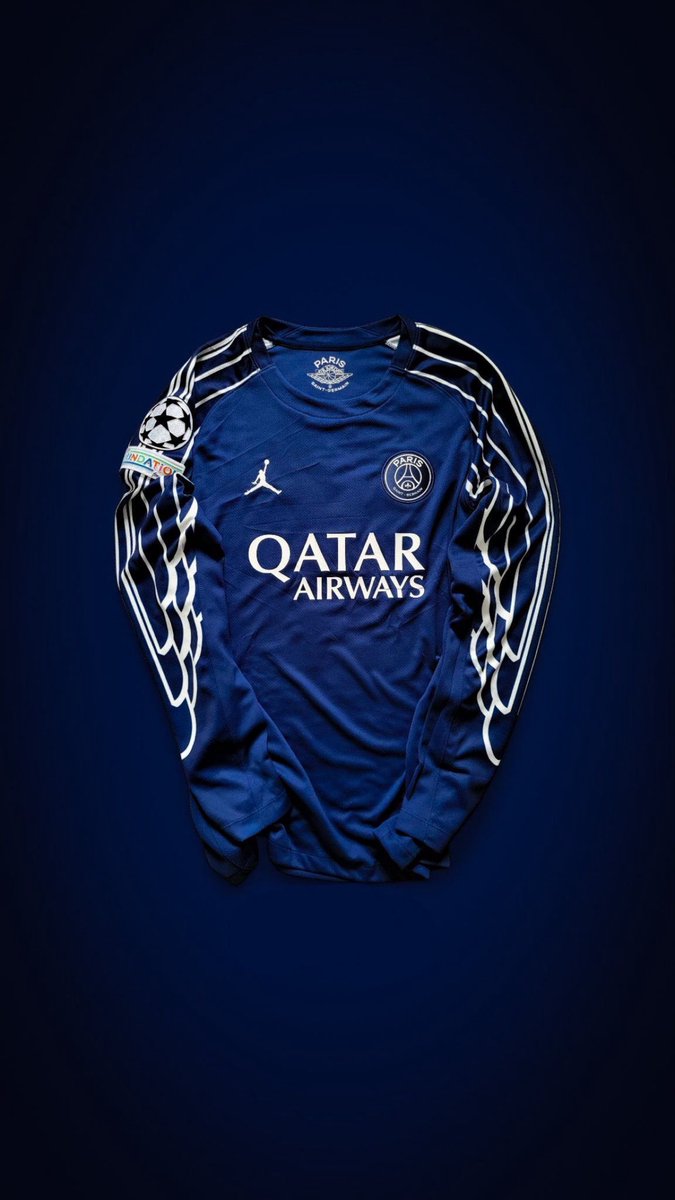 Julien_27LS's tweet photo. Il est 23h12 et je repense au maillot fourth du PSG la saison dernière, toute l’Europe était tombée amoureux ❤️💙 https://t.co/nAoqQf4fO9