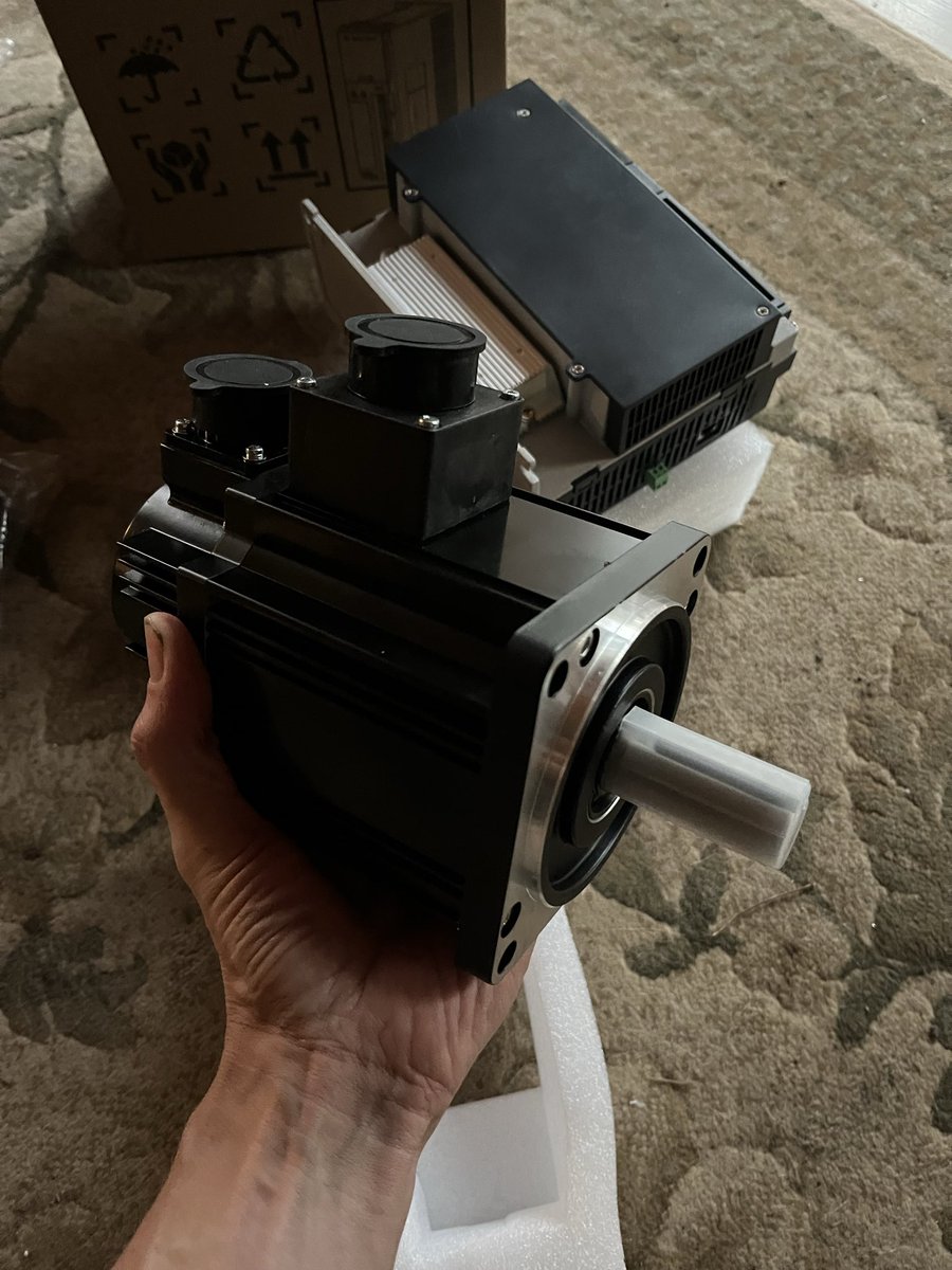 obfuscated_D's tweet image. Big heckin servo