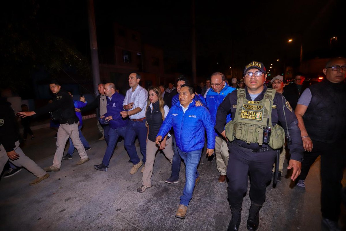 Muni_Bellavista's tweet photo. Nuestro Alcalde @AlexCallanC participó, junto al Presidente @josejeriore y a los alcaldes de la Mancomunidad del Callao, en un operativo de seguridad y patrullaje a pie que contó con el apoyo de la @PoliciaPeru, Fuerzas Armadas, Gobierno Regional y #SerenazgoBellavista. https://t.co/it7rstjASa