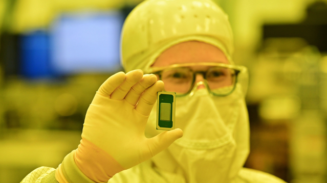 Inside Intel’s Fab 52: solar panels, recycled water, and chips made in a Class 10 cleanroom. Innovation meets sustainability in Arizona. #IAmIntel bit.ly/4oxVHKV