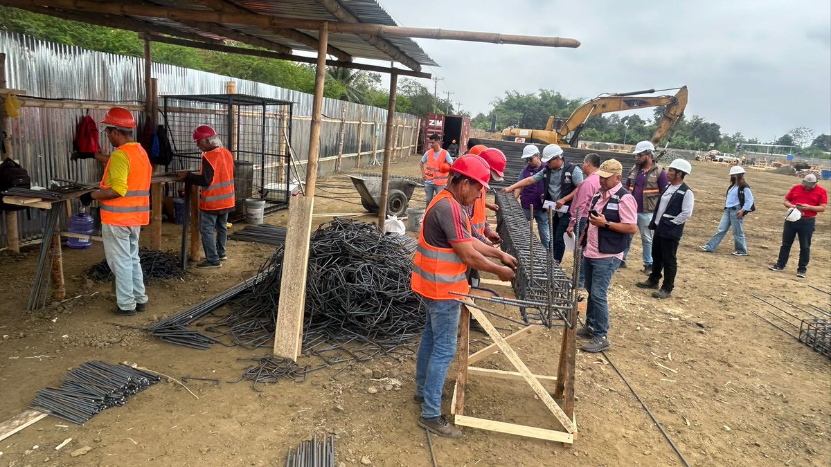 #Manabí | El equipo técnico zonal del MIT recorrió la construcción del nuevo Mercado de Calceta para verificar el avance de obra.

✅ Bloque A: zapatas de cimentación al 100%
✅ Bloque B: zapatas de cimentación al 75%
✅ Bloques C y D: se ejecutan excavaciones y mejoramiento de