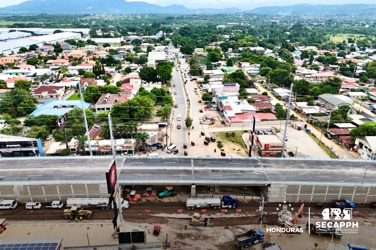 SECAPPH's tweet image. #SecapphInforma 🛣️ La Presidenta @XiomaraCastroZ y el Secretario de Infraestructura y Transporte, Octavio Pineda,  supervisaron y habilitaron hoy el nuevo puente de cuatro carriles del Intercambiador Logístico de Villanueva, Cortés.

Esta es una obra estratégica que impulsará el…