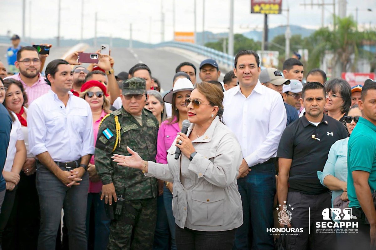 SECAPPH's tweet image. #SecapphInforma 🛣️ La Presidenta @XiomaraCastroZ y el Secretario de Infraestructura y Transporte, Octavio Pineda,  supervisaron y habilitaron hoy el nuevo puente de cuatro carriles del Intercambiador Logístico de Villanueva, Cortés.

Esta es una obra estratégica que impulsará el…
