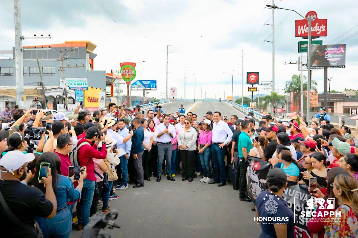 SECAPPH's tweet image. #SecapphInforma 🛣️ La Presidenta @XiomaraCastroZ y el Secretario de Infraestructura y Transporte, Octavio Pineda,  supervisaron y habilitaron hoy el nuevo puente de cuatro carriles del Intercambiador Logístico de Villanueva, Cortés.

Esta es una obra estratégica que impulsará el…