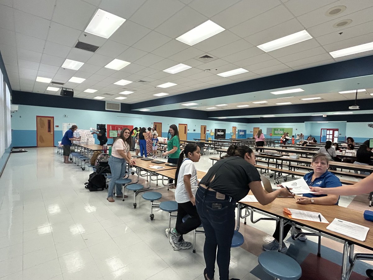 Literacy night at Forest Hill Elementary! Thank you New Worlds Reading for hosting this event for our families! ⁦<a href="/ForestHillElem/">Forest Hill Elem.</a>⁩