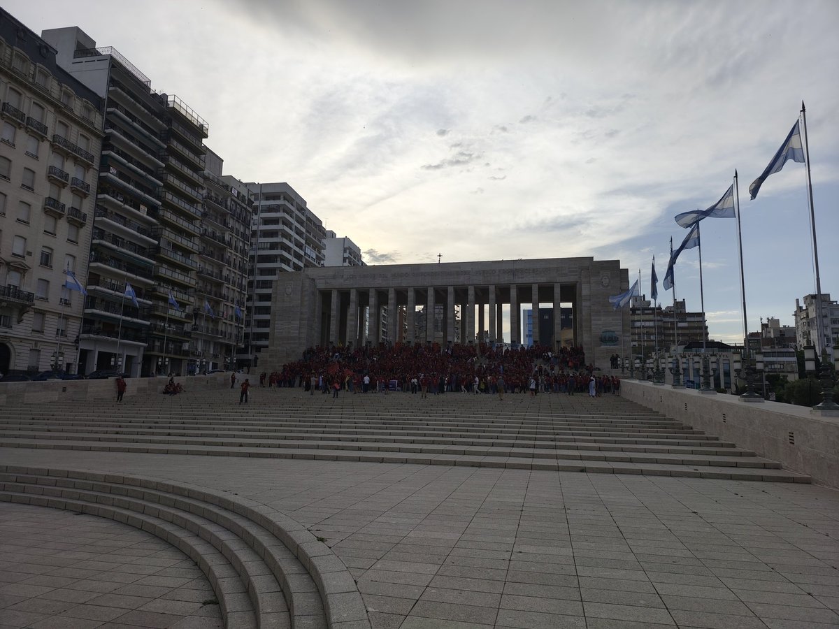 Tres virgos locos en el Monumento a la bandera de Rosario esperando al perrito faldero de Trump, Bessent y la JP Morgan. 
#FueraMilei #Rosario