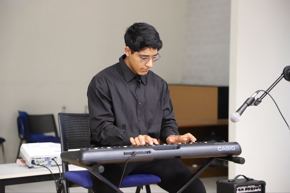 ✨ Show de Talentos Medicina 2025 ✨
Porque ser médico no solo significa salvar vidas, sino también inspirarlas. ❤️👨‍⚕️👩‍⚕️

Nuestros futuros doctores demuestran que la vocación por la salud va de la mano con la pasión por el arte. 🎭🎶

#SomosCUCiénega