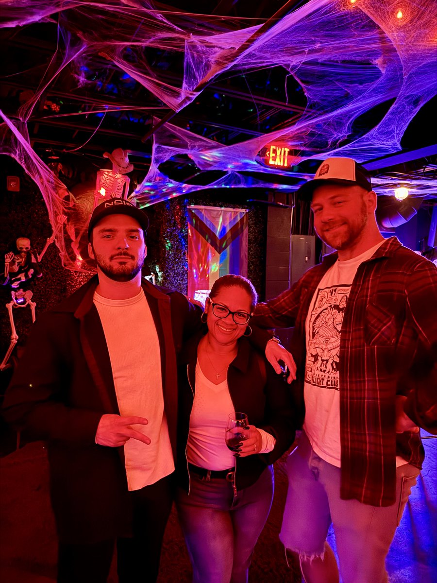 The only reason I show up to these in person meet ups 😌😝