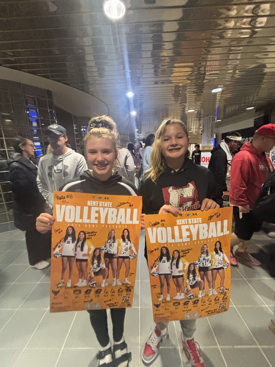 MathWithMsBretz's tweet image. Post game poster signing!