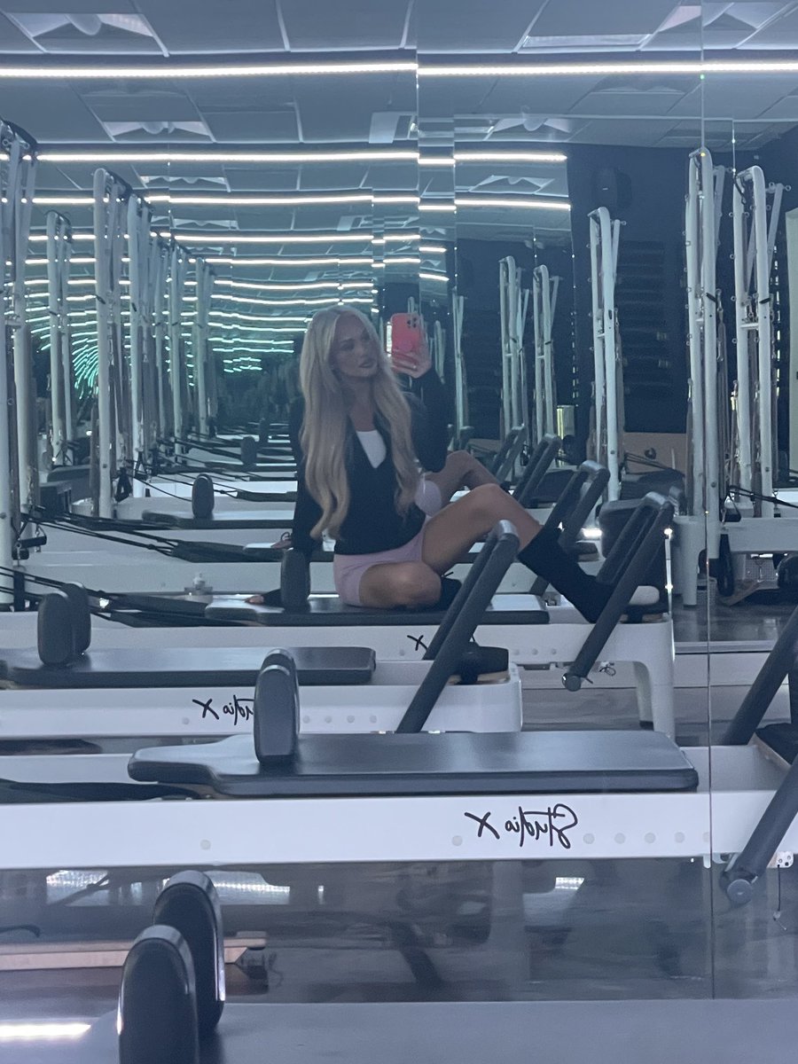 supatkelli's tweet image. i’m mad that when i try to take a pic zoomed in on my phone they get blurry af like this. 😠 grrr