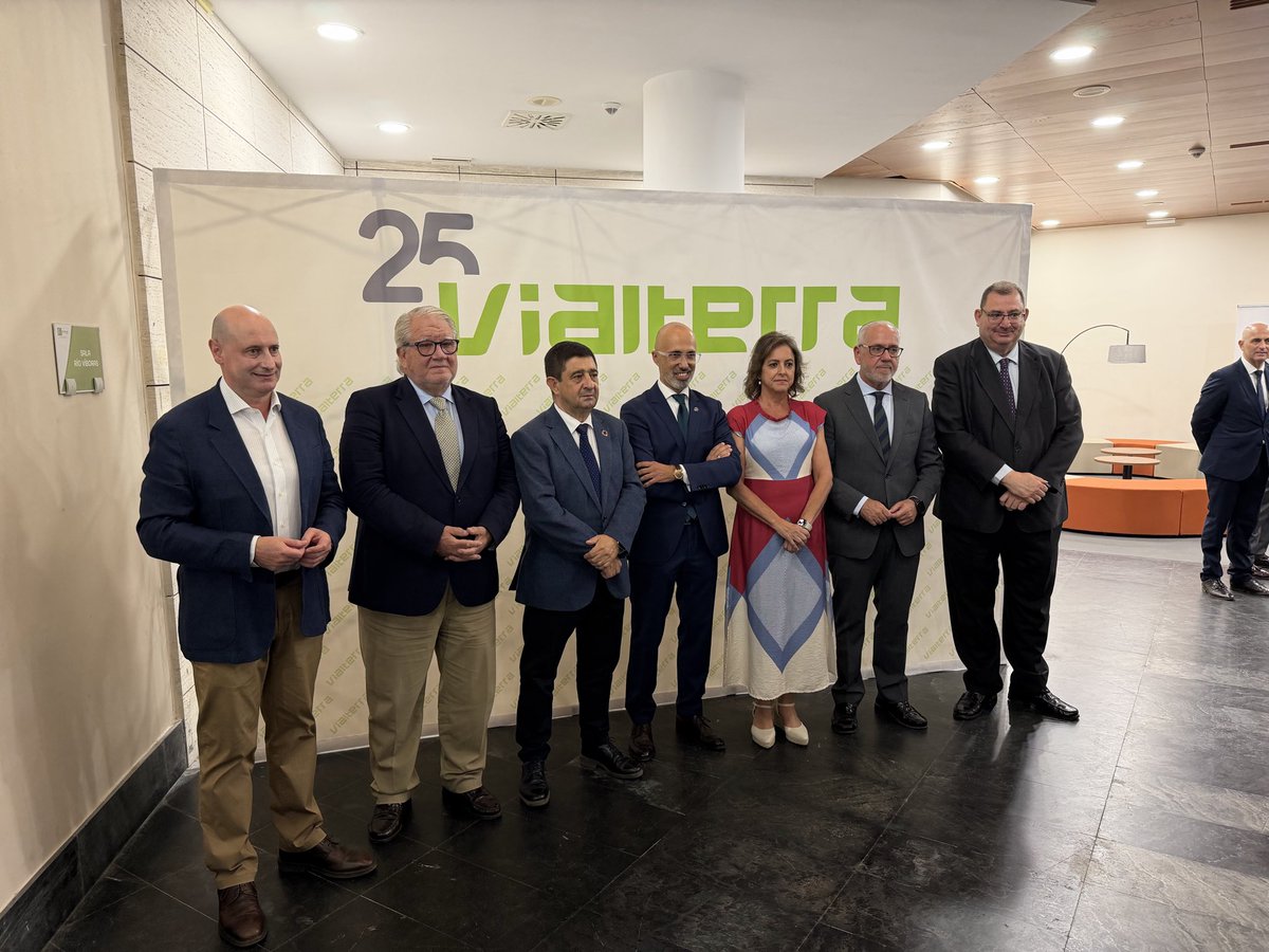 Hoy en Jaén he puesto en valor el músculo inversor de la <a href="/AndaluciaJunta/">Junta de Andalucía</a> y el papel clave de la colaboración público-privada en el desarrollo sostenible de nuestra tierra.

👏 Felicidades a <a href="/VialterraInfr/">Vialterra Infraestructuras</a> por sus 25 años de compromiso, innovación y sostenibilidad.
