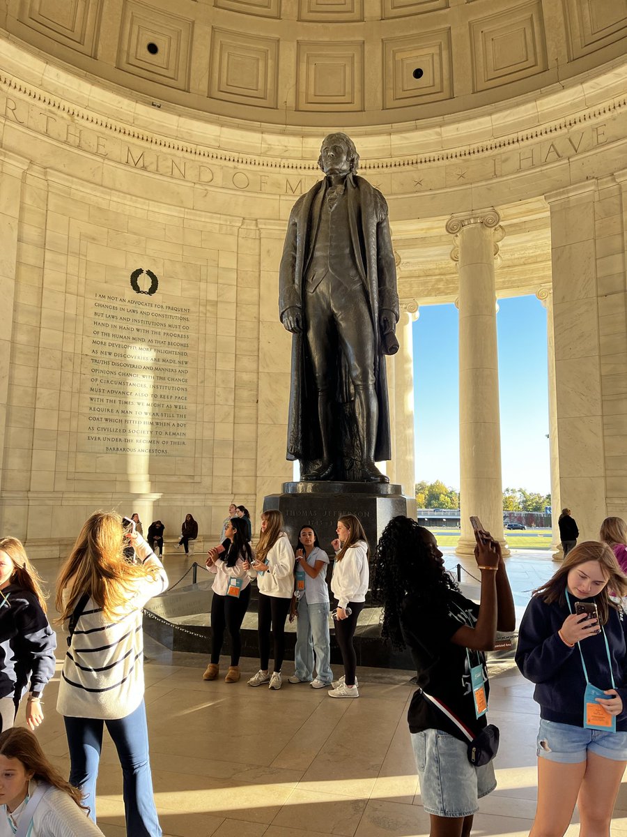 BunsoldMiddle's tweet photo. Bus 3 at the Jefferson Memorial
#dinnersoon
#tiredfeet
#8.6milestoday https://t.co/prnT46lIyT