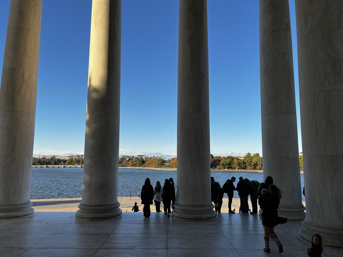 BunsoldMiddle's tweet photo. Bus 3 at the Jefferson Memorial
#dinnersoon
#tiredfeet
#8.6milestoday https://t.co/prnT46lIyT