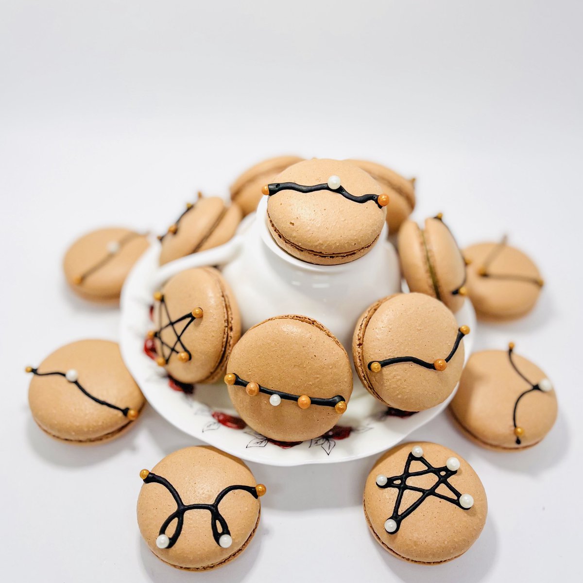 delic40003's tweet photo. Chai latte 

#macaron #macaronart #sweet #sweettreat #Melbourne #foodnetwork #frenchfood #foodblog https://t.co/xx5WLdAPVf