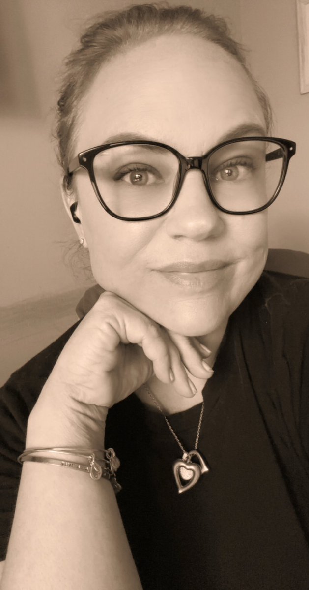 JustAMomNamedMM's tweet image. Let’s see you in glasses! QT with your pic. I don’t take many pics with my glasses on because the glare is always terrible.
