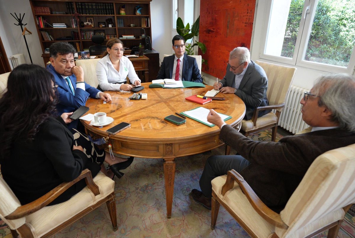 📍#SENAEuropa | Nos reunimos con el embajador de Colombia en España, Eduardo Ávila Navarrete para fortalecer la cooperación que dignifica el trabajo de los colombianos en territorio español. 🇨🇴🤝🇪🇸

Avanzamos en el reconocimiento de sus competencias en sectores como cuidados,