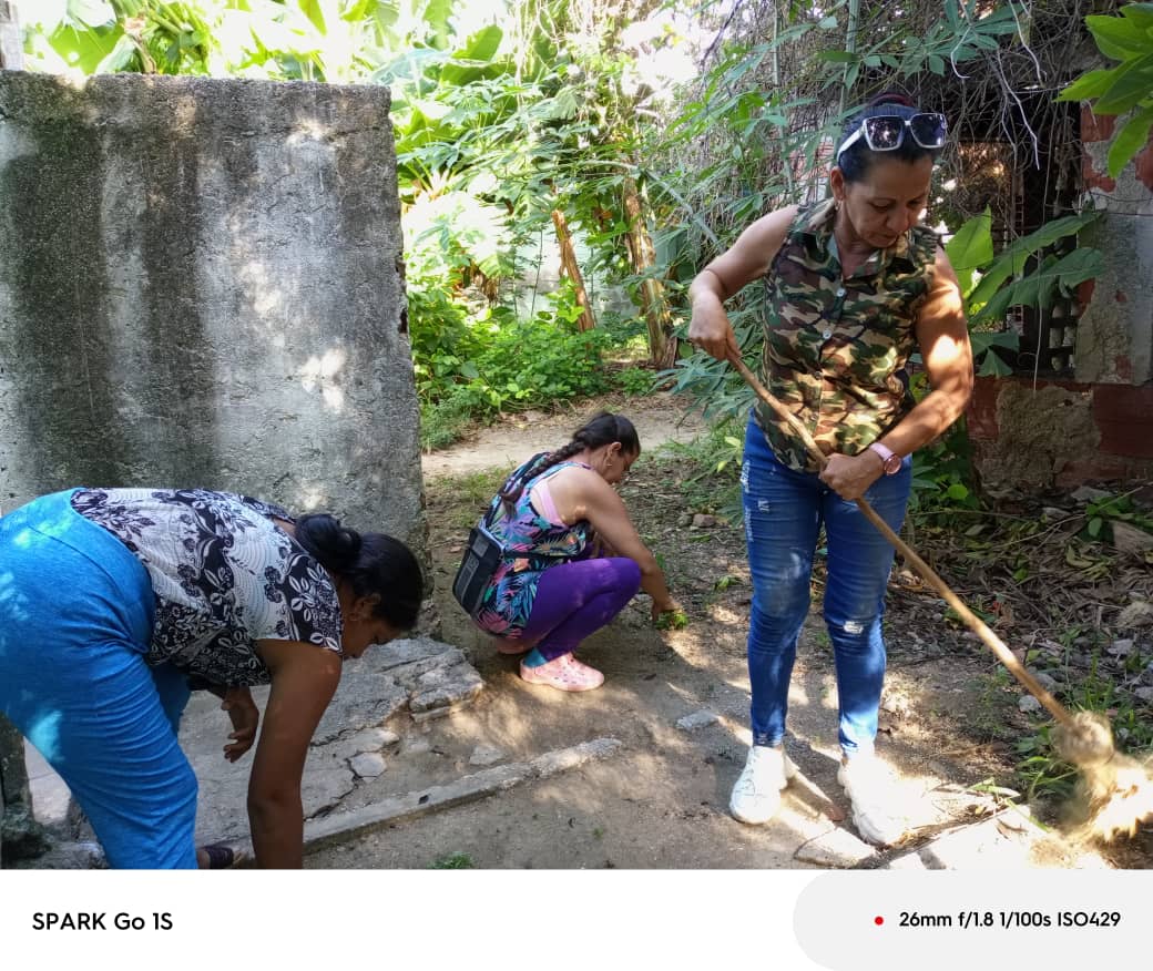 #CubaVencerá. Mientras algunos se empeñan en la crítica destructiva, otros son parte de la solución y la construyen con sus manos. #ConLaFuerzaDeLaUnidad. <a href="/PartidoPCC/">Partido Comunista de Cuba</a> <a href="/AsambleaCuba/">Asamblea Nacional Cuba</a> <a href="/PresidenciaCuba/">Presidencia Cuba 🇨🇺</a> <a href="/GobiernoCuba/">Gobierno Cuba 🇨🇺</a> <a href="/GobiernoGranma/">GobiernoGranma</a> <a href="/YudelkisOrtizB/">Yudelkis Ortiz Barceló</a> <a href="/InesMChapman/">Inés María Chapman Waugh</a> <a href="/EduardoLopezL65/">Eduardo López Leyva</a>