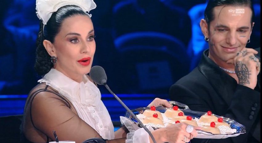Lavi_Vampire's tweet image. E sono svenuta ahaha  #XF2025
Tra Paola vestita così che porta i capezzoli di Venere, lo sguardo di Lauro e Jake cowboy che ne prende uno. Quanto li amo.