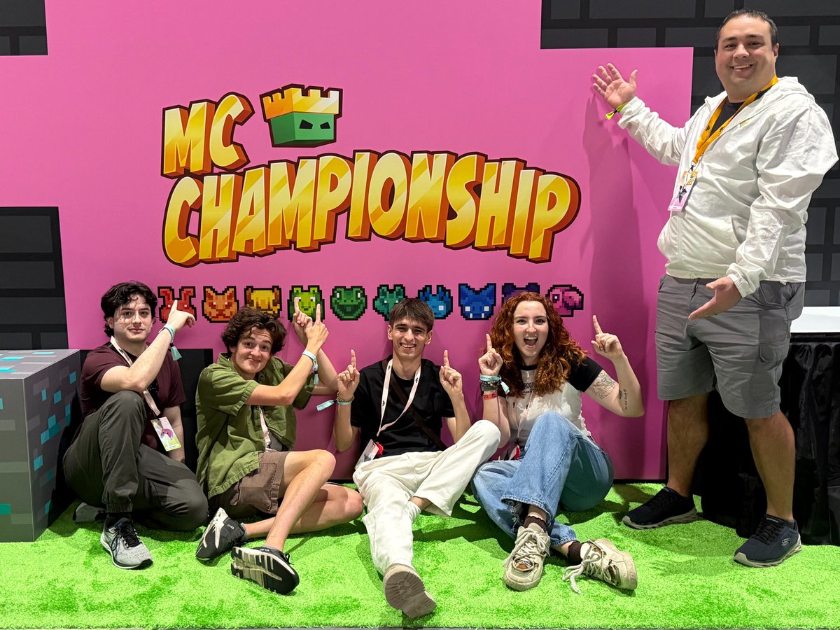 Doovid_'s tweet image. Twitchcon was genuinely such an incredible experience. It was amazing to see so many great friends again and meet a ton new ones at the same time. I'm going to be missing everyone for a long time.
1st & 2nd photo by @maezes_
4th by @AprilRains_