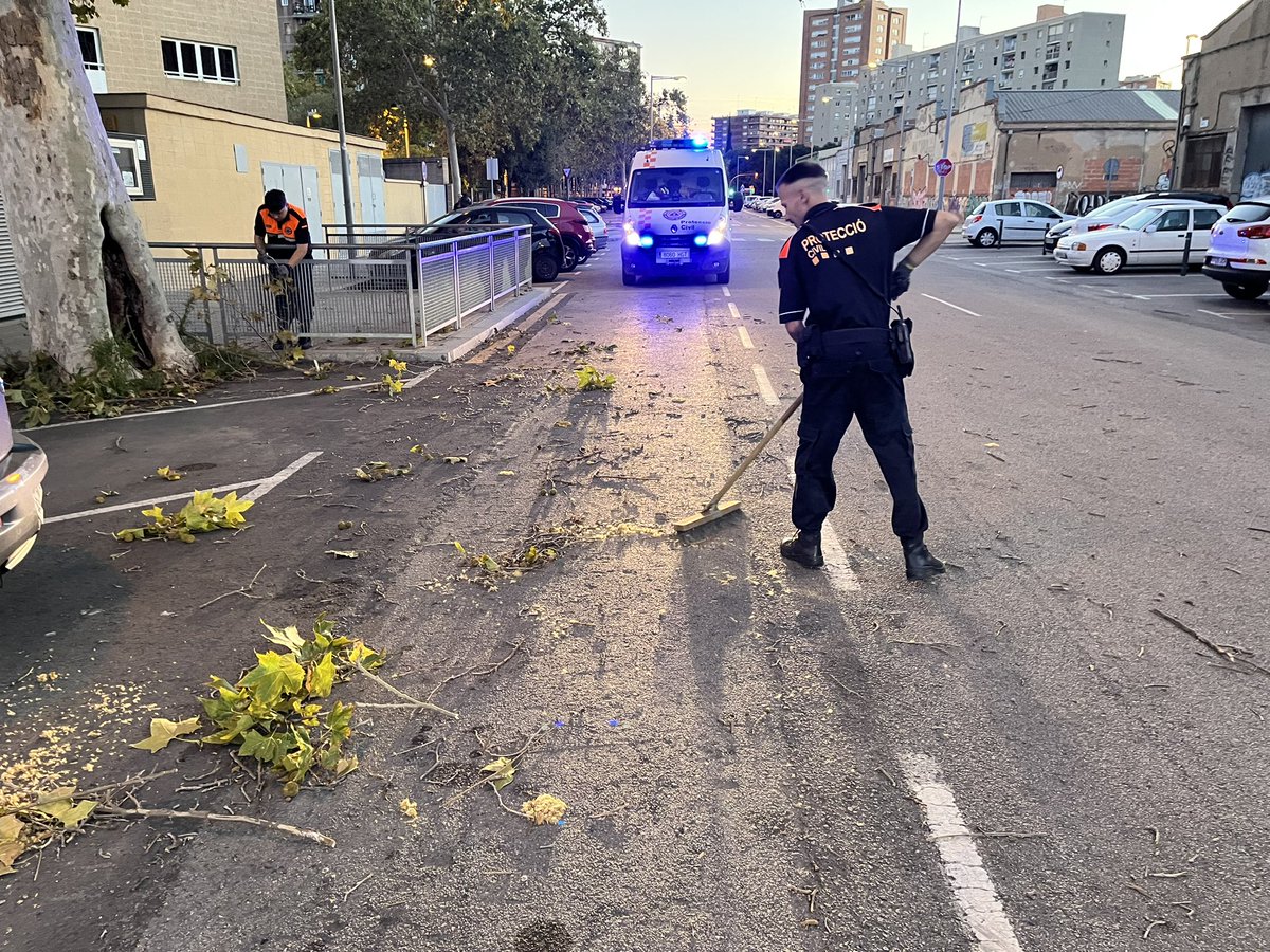 AdrianencaPC's tweet image. 🌬️ Tarde-noche activados por alerta #Vencat. Una dotación de voluntarios realizó 4 intervenciones relacionadas con el viento. Seguimos atentos. #ProteccioCivil #SantAdrià @AjSantAdria