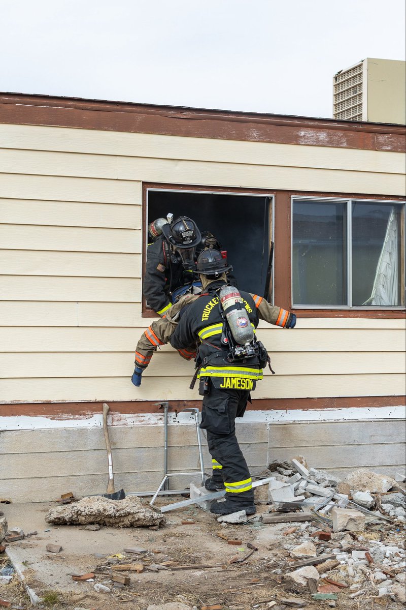 TMFPD's tweet image. This week, TMFR firefighters took part in hands-on drills focusing on rooftop ventilation and bedroom rescue scenarios — both critical skills used in real structure fires.

Special thanks to Kaylee Anderson from Stitser BUILT for donating the structure.🙏🏼 

#FireTraining
