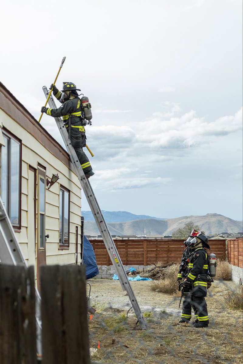 TMFPD's tweet image. This week, TMFR firefighters took part in hands-on drills focusing on rooftop ventilation and bedroom rescue scenarios — both critical skills used in real structure fires.

Special thanks to Kaylee Anderson from Stitser BUILT for donating the structure.🙏🏼 

#FireTraining