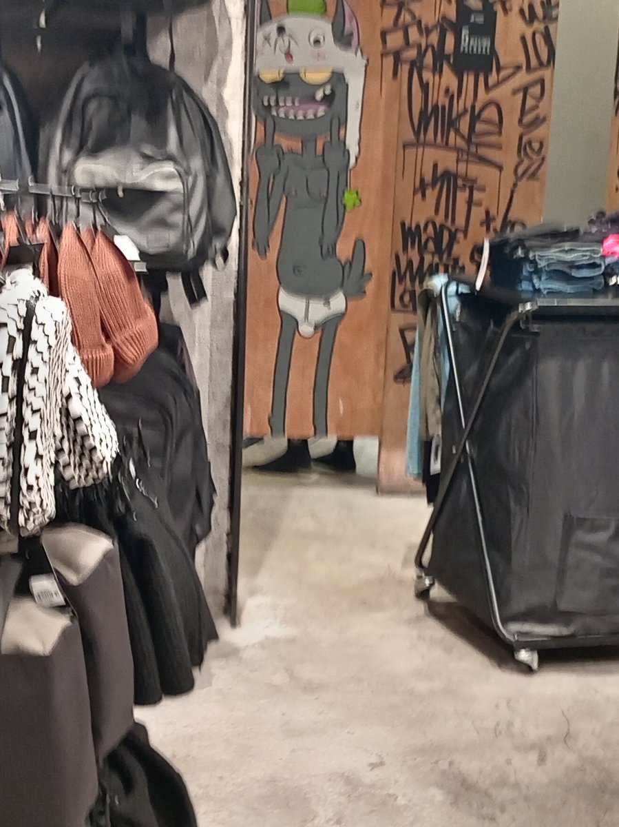 Andaba en el cuidado con el perro y me tope el arte de <a href="/ArtyandChikle/">🦊ArtyChikle🦊🔜 Confuror, GDL 👑🪄</a> en los probadores jaja :D