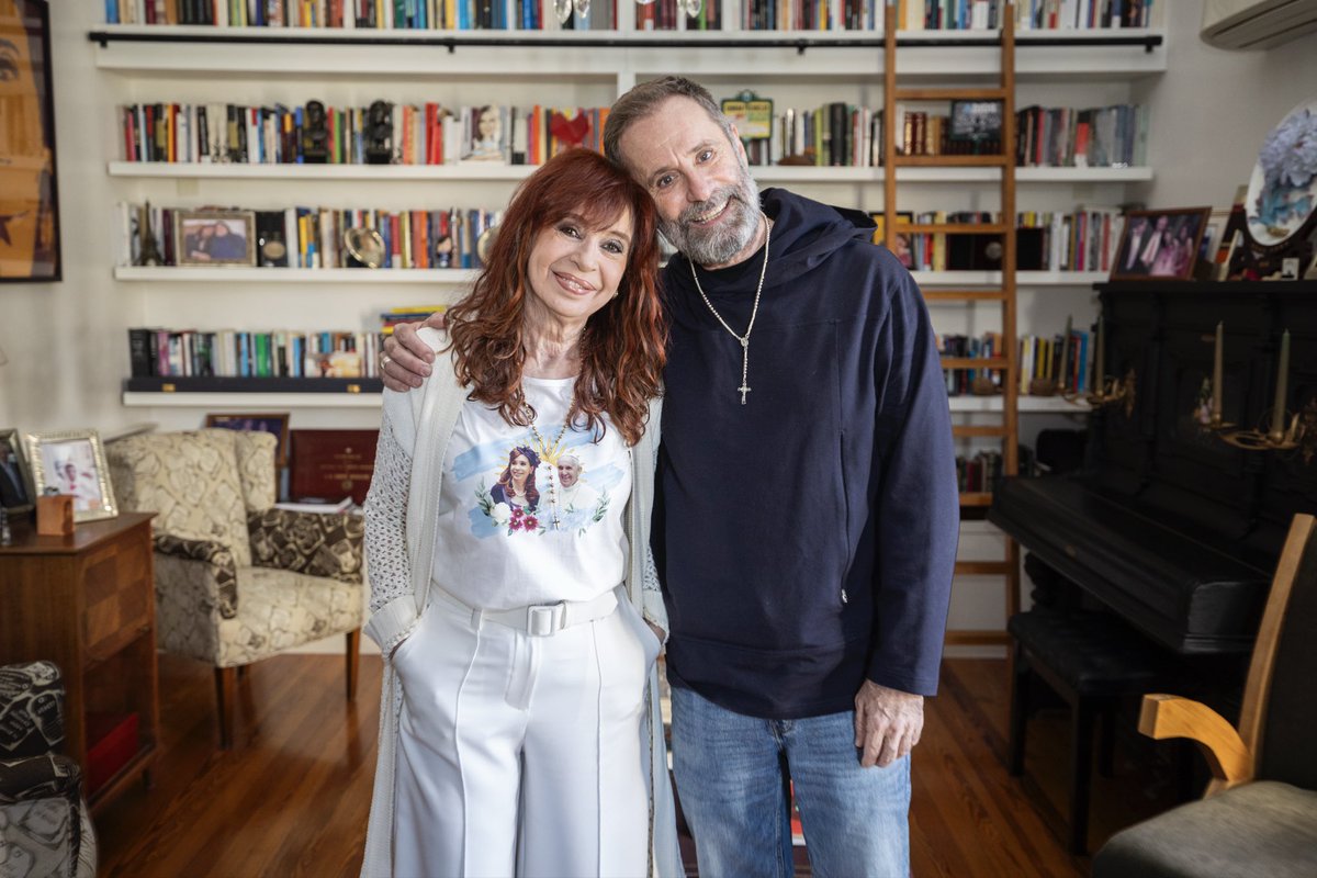 San José 1111. <a href="/CFKArgentina/">Cristina Kirchner</a> gracias x encontrarnos.
Gracias x estar y acompañar. 
Gracias x entender, contener y abrazar.
Nadie se salva solo!
Cabeza, ❤️ y Coraje.
Gracias x el rosario pa la foto, te lo devuelvo después del 26 con otro abrazo.
#FuerzaSantacruceña
#FuerzaPatria