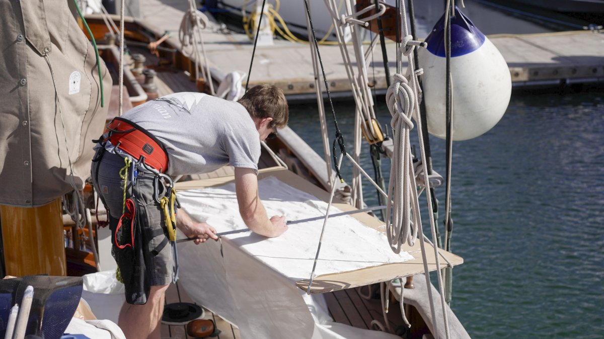 SampsonBoatCo's tweet photo. This is a sticky job, and not one that I had been looking forward too. 

I would guess that most of you know what I'm doing here, with this fibreglass, up the mast? No prizes for guessing! 

...the full story will be in the next video. https://t.co/PLOL96tLkr
