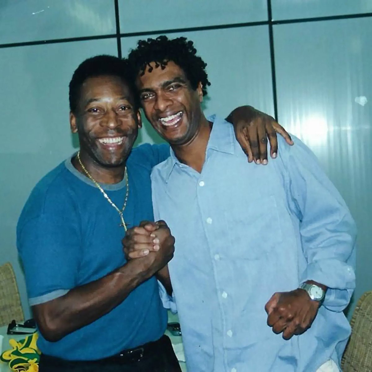 lapena's tweet image. Hoje o Rei @Pele completaria 85 anos. 
Esse cara foi responsável pelo Brasil ser o país do futebol. Foi em 1958. 

Tinha apenas 17 anos e encantou o mundo. 
Quem mais deu um chapéu no goleiro numa final de Copa do Mundo. 

Que jogador conseguiu imortalizar 3 não-gols? 
Um chute…