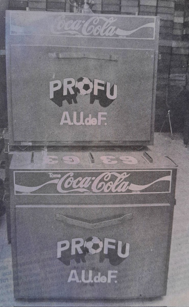 vintagefutboluy's tweet photo. El PROFU!! "Pronóstico del Fútbol Uruguayo". Juego de la AUF activo entre 1986 y 1991. Fotos de las hoy legendarias urnas donde se depositaban las boletas ¿Lo jugaron? #profu #juego #pronostico #futbol #uruguay🇺🇾 #tbt #futboluruguayo #retro #vintage https://t.co/Bw3q9o1xfd