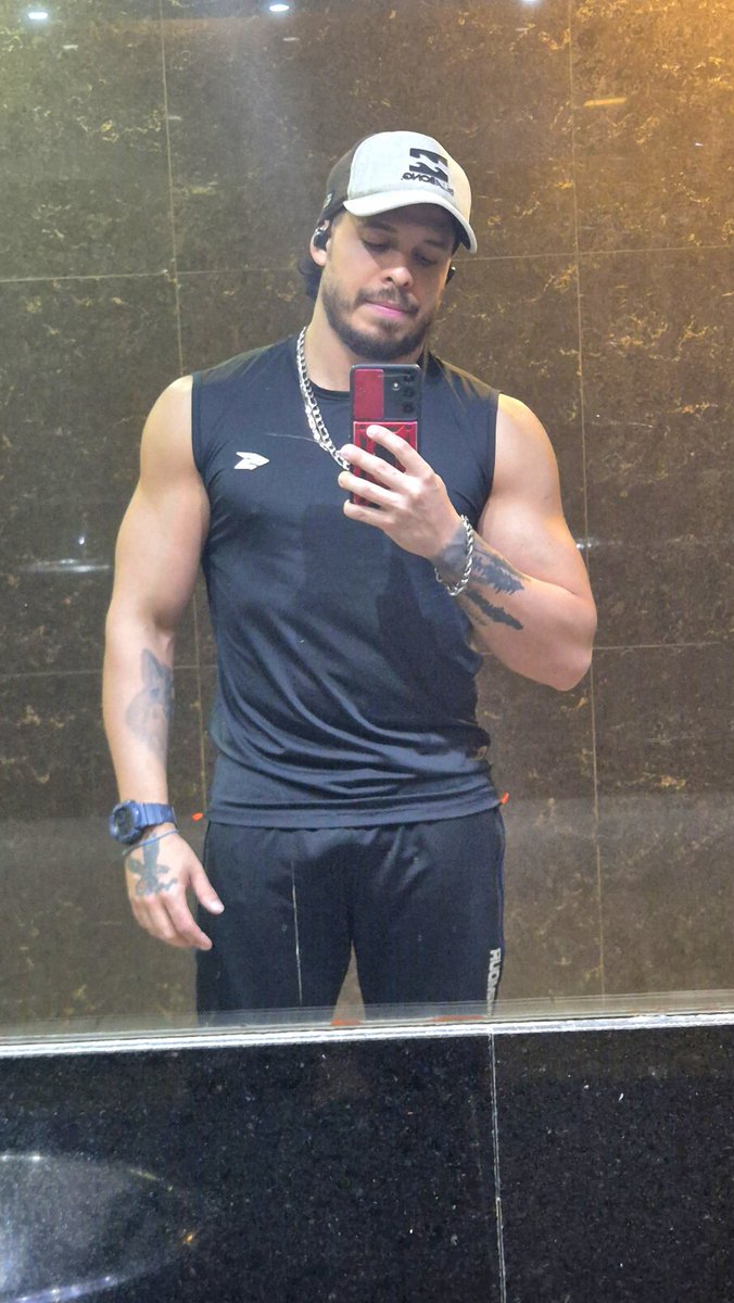 JulioNicolasG's tweet photo. Hoy estrenamos musculosa. https://t.co/Q0X3Q6haYL