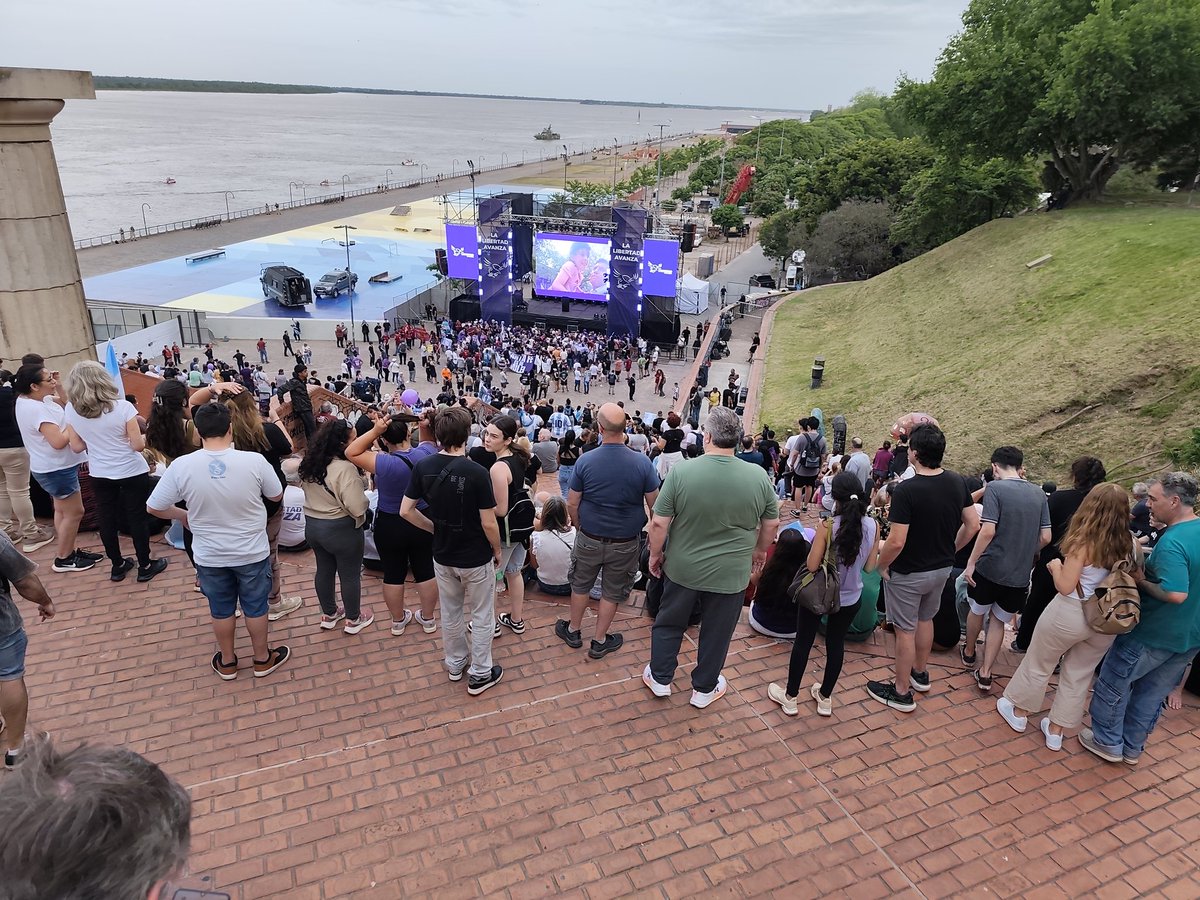 Trajeron gente de todo el país y aún así son tres virgos locos los que vinieron al parque España a apoyar al payaso Fascista de Milei en Rosario.
