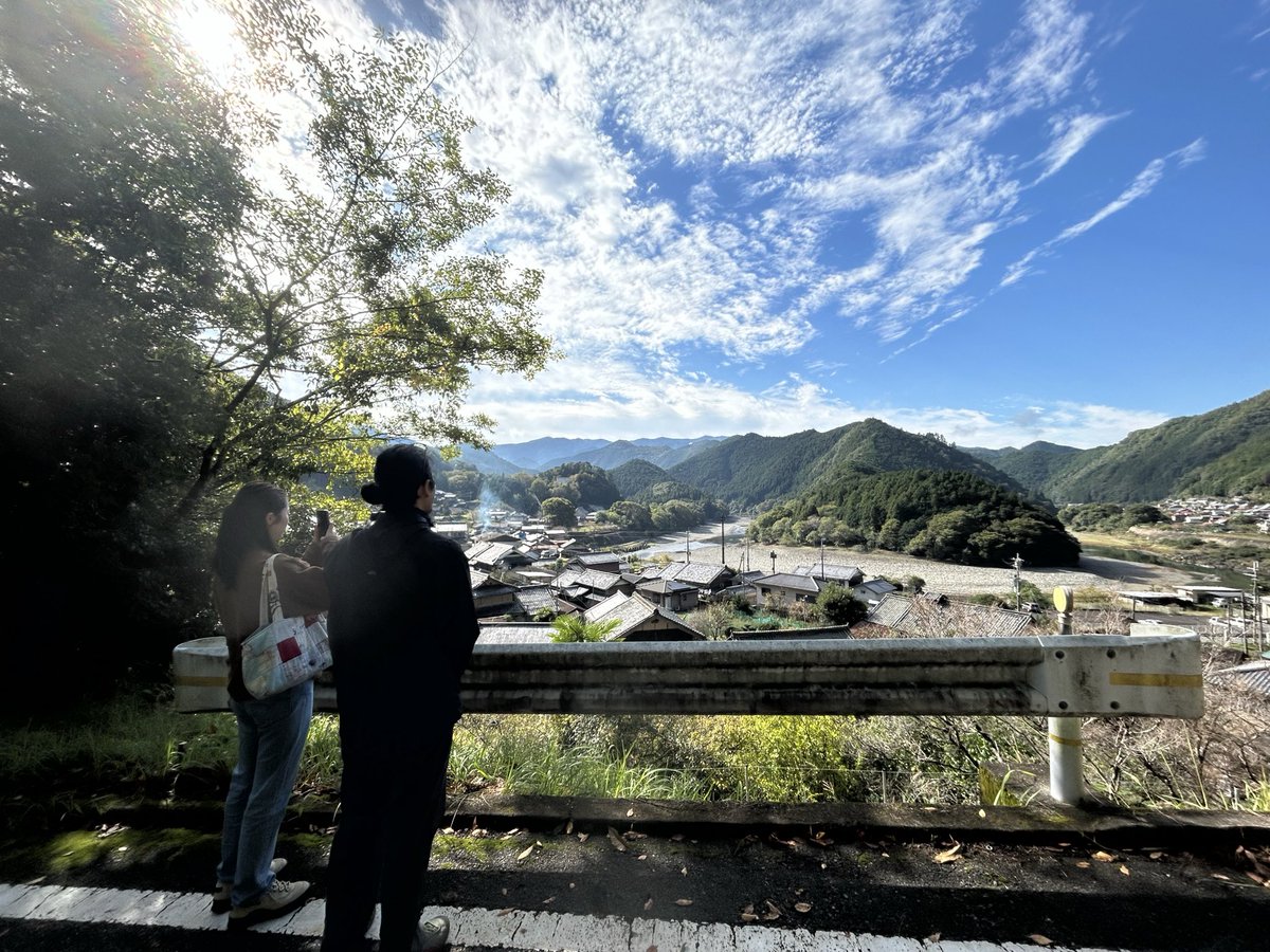 RsmamaKu's tweet photo. 奈良県吉野町へ移住先を探しに来て下さったお二人に、自分自身の移住体験をお話ししながら国栖地区をご案内。
ご縁がありましたらお待ちしていますヨ https://t.co/2EIzEiW40O