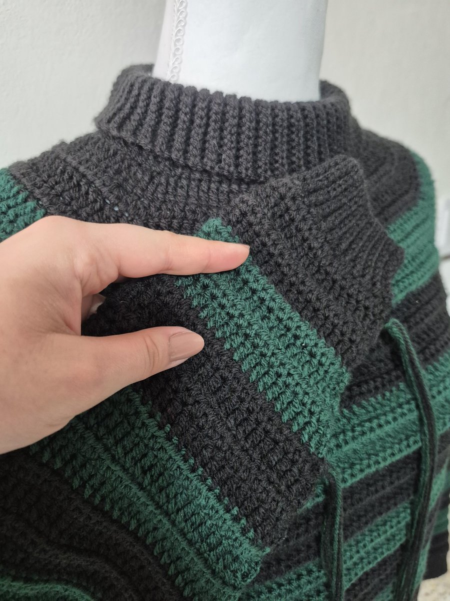 Yanira_GH's tweet image. señores, hice mi primer suéter tejido 🥹🧶💚🖤