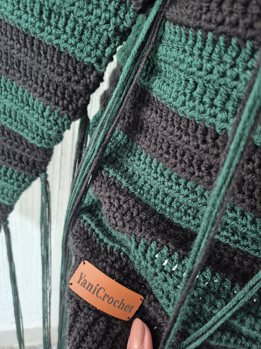 Yanira_GH's tweet image. señores, hice mi primer suéter tejido 🥹🧶💚🖤