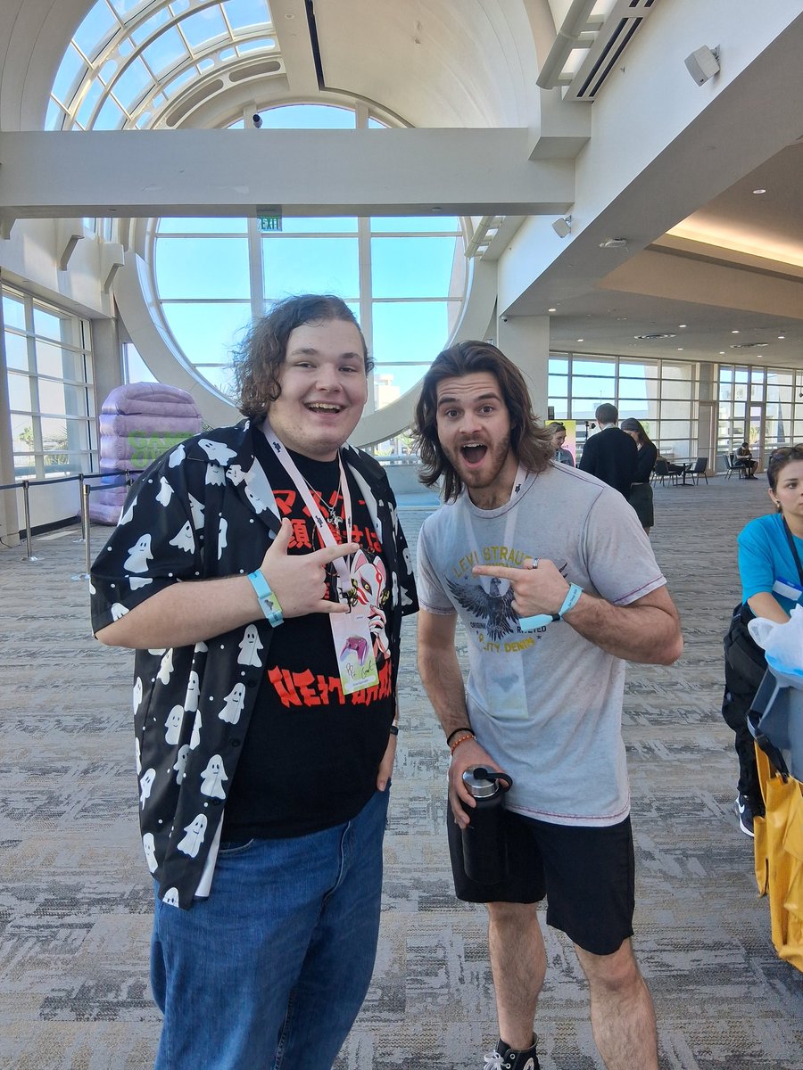 GreenSpino69's tweet image. For my first time being at a convention, I was extremely nervous, so I didn't approach many people, but those I did were so kind and nice to talk to!! :D
The vendors in Artist Alley, the creators I ran into, even a couple i really look up to, they were all absolutely wonderful!!
