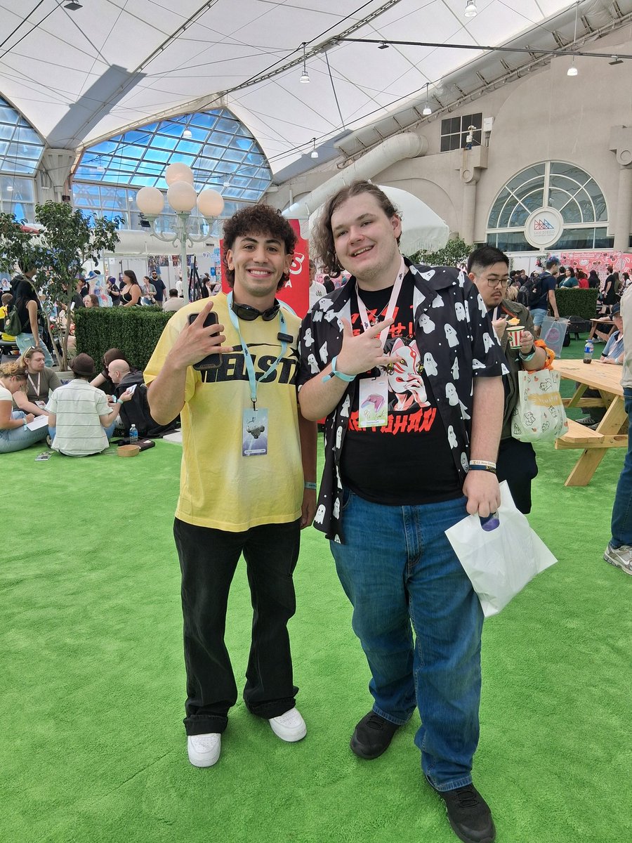 GreenSpino69's tweet image. For my first time being at a convention, I was extremely nervous, so I didn't approach many people, but those I did were so kind and nice to talk to!! :D
The vendors in Artist Alley, the creators I ran into, even a couple i really look up to, they were all absolutely wonderful!!