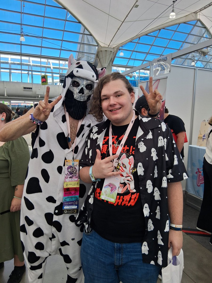 GreenSpino69's tweet image. For my first time being at a convention, I was extremely nervous, so I didn't approach many people, but those I did were so kind and nice to talk to!! :D
The vendors in Artist Alley, the creators I ran into, even a couple i really look up to, they were all absolutely wonderful!!